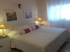 Una cama o camas en una habitación de Las Acacias De Santa Rosa