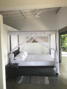 Кровать или кровати в номере Lara's place