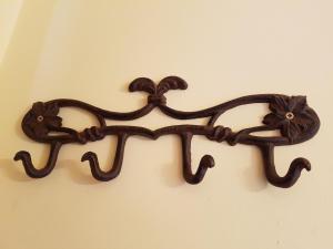 a wooden decoration with flowers on a wall at Casa Rural TioMoreno by Naturadrada in La Adrada