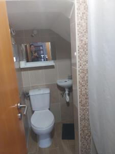 a small bathroom with a toilet and a sink at Bienvenue chez Rosa in Vila Real de Santo António