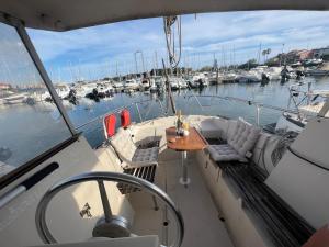 a table and chairs on a boat in a marina at Nuit insolite sur un bateau in Cap d'Agde