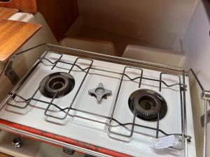 a stove top oven sitting inside of a box at Nuit insolite sur un bateau in Cap d'Agde