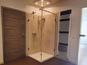 ein Badezimmer mit Dusche mit Glastür in der Unterkunft FERINO - zentral & ruhig - Glasfaser WLAN & LAN - privater Parkplatz in Gütersloh