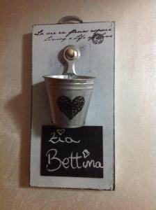 B&B Dalle Zie في San Pietro a Maida: صورة وعاء وملعقة على لافتة