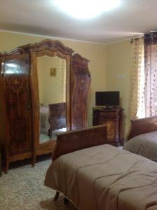 a bedroom with a large mirror and a bed at B&B Dalle Zie in San Pietro a Maida