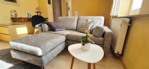 ein Wohnzimmer mit Sofa und Tisch in der Unterkunft FERINO - zentral & ruhig - Glasfaser WLAN & LAN - privater Parkplatz in Gütersloh