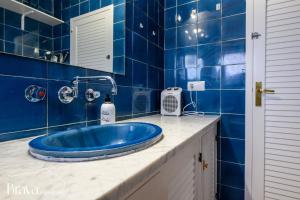 a blue tiled bathroom with a blue sink at Can Rino - Vistas panorámicas I piscina I tenis I terraza I Brava Experience in Cadaqués