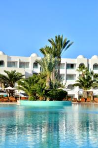 uma vista para o resort a partir da piscina em Royal Garden Palace - Families and Couples em Midoun