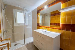 a bathroom with a sink and a shower at Olot céntrico, La Garrotxa, Petfriendly in Olot +13 photos