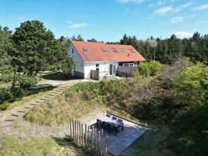 an aerial view of a white house with a red roof at Repos (6p) in Nes
