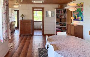a dining room with a table and chairs in a room at Stunning Home In Hundested With Wifi in Hundested