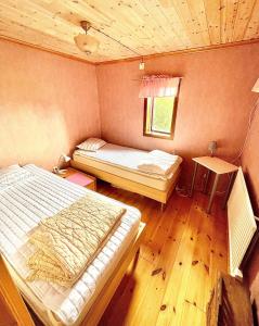 a bedroom with two beds and a window at Hemsö Hideaway in Kojbacken