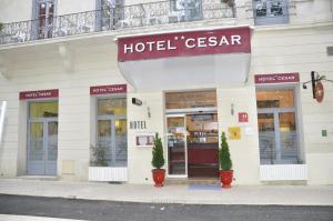 un panneau Csar situé à l'avant d'un bâtiment dans l'établissement Citotel Hôtel Cesar, à Nîmes