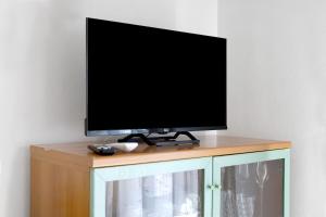 a flat screen tv sitting on top of a cabinet at Residenza Stella Y in Bibione