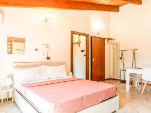 ein Schlafzimmer mit einem Bett, einem Tisch und Stühlen in der Unterkunft Living 68 in Forlì