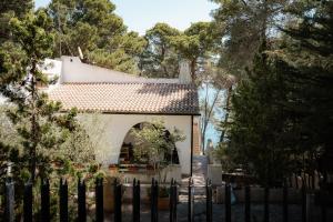 a white house with a fence in front of it at Villa Elefante in Isole Tremiti