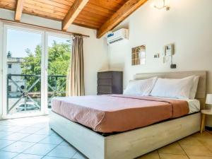 ein Schlafzimmer mit einem Bett und einem großen Fenster in der Unterkunft Living 68 in Forlì