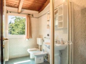 ein Badezimmer mit Toilette, Waschbecken und Fenster in der Unterkunft Living 68 in Forlì