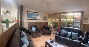 ein Wohnzimmer mit zwei Ledersofas und Sesseln in der Unterkunft Naracoorte Central Accommodation in Naracoorte