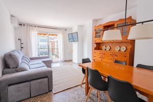 a living room with a table and a couch at Olot céntrico, La Garrotxa, Petfriendly in Olot