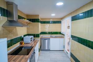 a kitchen with green tiles on the walls at Olot céntrico, La Garrotxa, Petfriendly in Olot