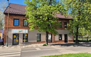 a building on the side of a street at Apartamenty Intermo Górna 7 in Świętochłowice