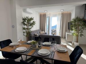 a dining table and chairs in a living room at Holiday Home Nada in Tučepi