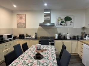 eine Küche mit Tisch und Stühlen und eine Küche mit in der Unterkunft Naracoorte Central Accommodation in Naracoorte