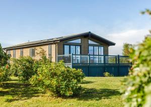 a house with large windows and a yard at Hillcrest Hideaways in Caldwell