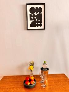 a bowl of fruit and a vase of apples on a table at Fuchsbau Komfort Zimmer in Nordhausen