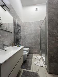 a bathroom with a tub and a toilet and a shower at B&b I 7 MARI in Salerno +18 photos
