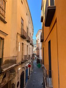 an alley between two buildings in a city at B&b I 7 MARI in Salerno