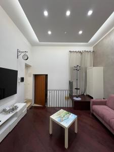 a living room with a pink couch and a table at B&b I 7 MARI in Salerno