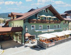 an aerial view of a hotel with tables and umbrellas at Bayerische Gastwirtschaft Dimpfl-Stadl in Lam