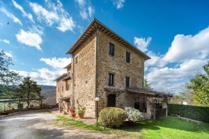 an external view of a stone house with a driveway at Glicine ad Antico Casale '700 in Umbertide
