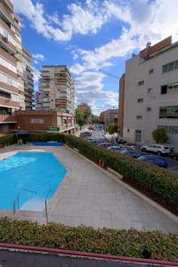 a swimming pool in the middle of a parking lot at Plata by Clabao in Madrid