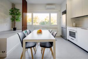 a kitchen with a white table and chairs at Plata by Clabao in Madrid