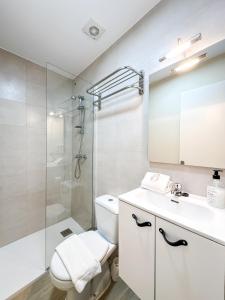 a bathroom with a toilet sink and a shower at Casa das Faluchas by ALÔGA in Finisterre