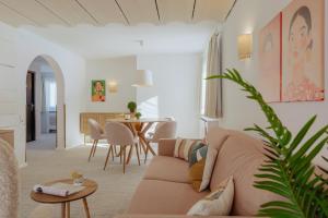 ein Wohnzimmer mit Sofa und Tisch in der Unterkunft Hotel Pfeifer in Gaschurn