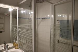 a bathroom with a glass shower and a sink at Studio 4 pers pieds des pistes Piau-engaly in Aragnouet