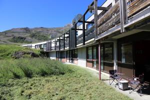 a building with a bunch of windows on the side of it at Studio 4 pers pieds des pistes Piau-engaly in Aragnouet
