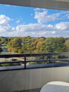 ein Balkon mit Blick auf den Wald in der Unterkunft Ostseemuschel in Damp
