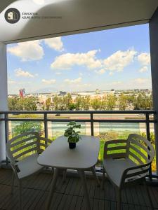 Ein Tisch und Stühle auf einem Balkon mit Aussicht in der Unterkunft Beigetopia in Sampong