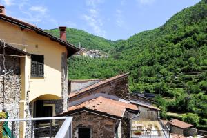 un grupo de edificios con montañas en el fondo en Panoramic Apartment with Balcony and Terrace, en Pigna