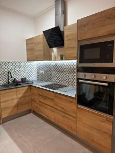 a kitchen with a microwave and a stove top oven at Loft el Baix - Cullera in Cullera