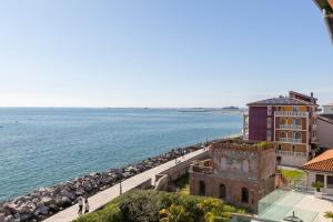 a view of the ocean from a building at Fronte mare con parcheggio! in Grado