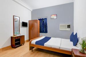 a bedroom with a bed and a table and a tv at Brill Rooms Near City Centre Metro Station in Salt Lake City