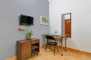 a room with a desk and a chair and a mirror at Brill Rooms Near City Centre Metro Station in Salt Lake City +22 photos