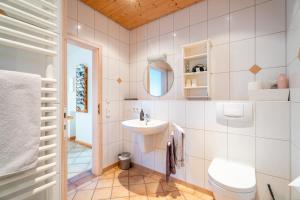 a bathroom with a sink and a toilet at Ferienwohnung Gartengeschoss in Durbach +20 photos
