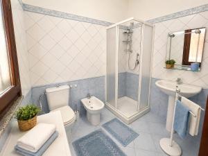 a bathroom with a toilet and a sink and a shower at Villa Pinta - Key to Villas in Codaruina